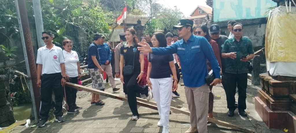 Sekretaris Camat Kuta Utara Dampingi Ibu Bupati Tinjau Lokasi Korban Banjir di Kerobokan Kaja